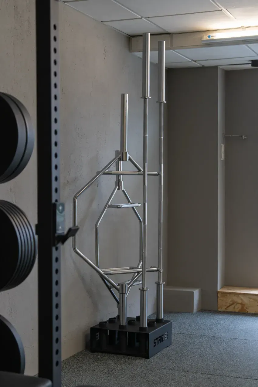 Un gimnasio con un montón de pesas en el suelo.