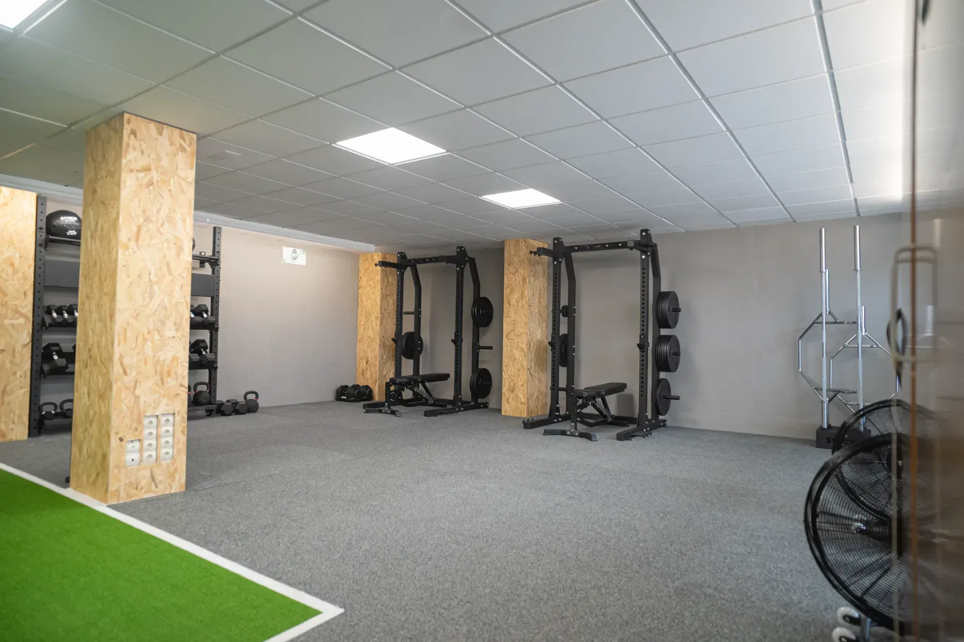 Una habitación grande con mucho equipo de ejercicio.