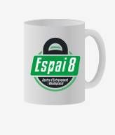 Una taza de café blanca con un logotipo verde.