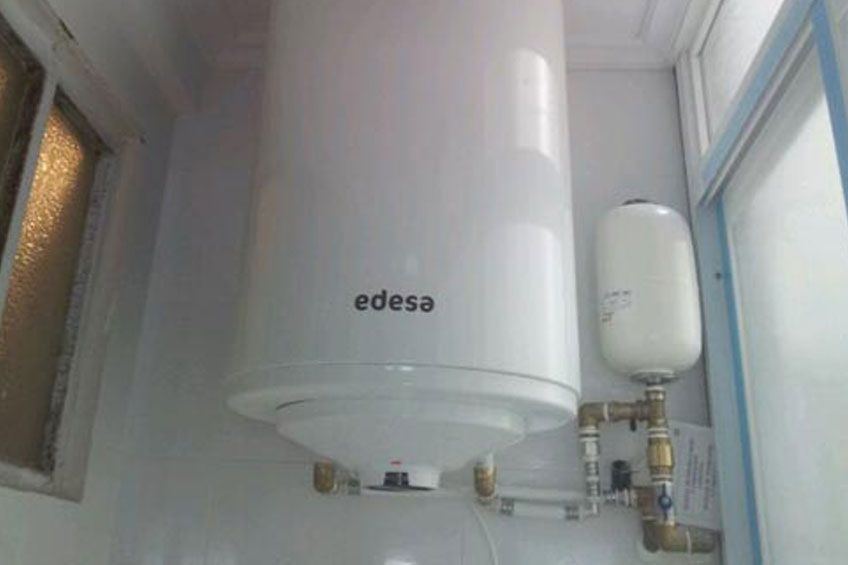 Un calentador de agua blanco con la palabra edesa en él