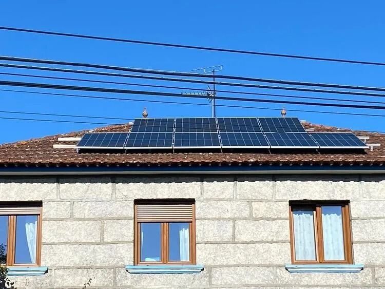 Icono de marcador de posición gris claro con un sol y montañas sobre fondo blanco