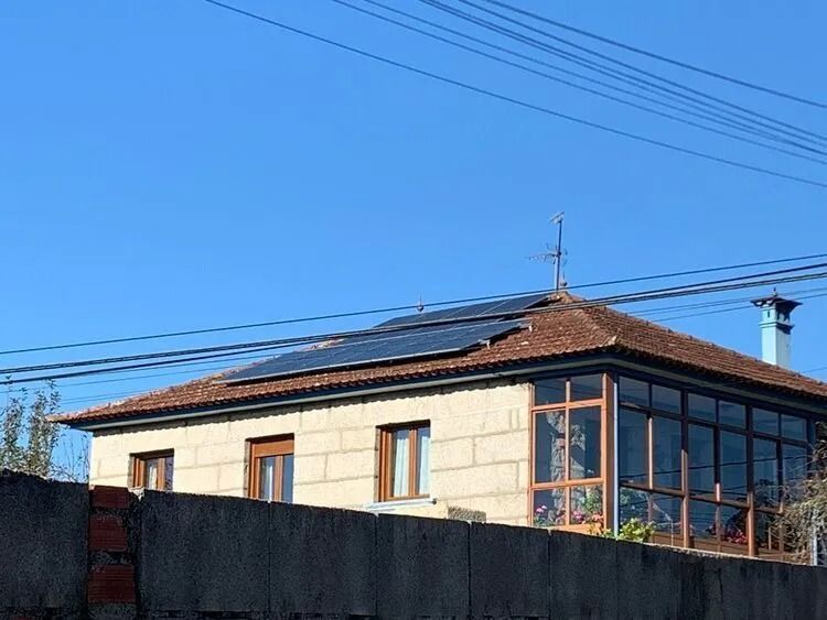 Icono de marcador de posición gris claro con un sol y montañas sobre fondo blanco