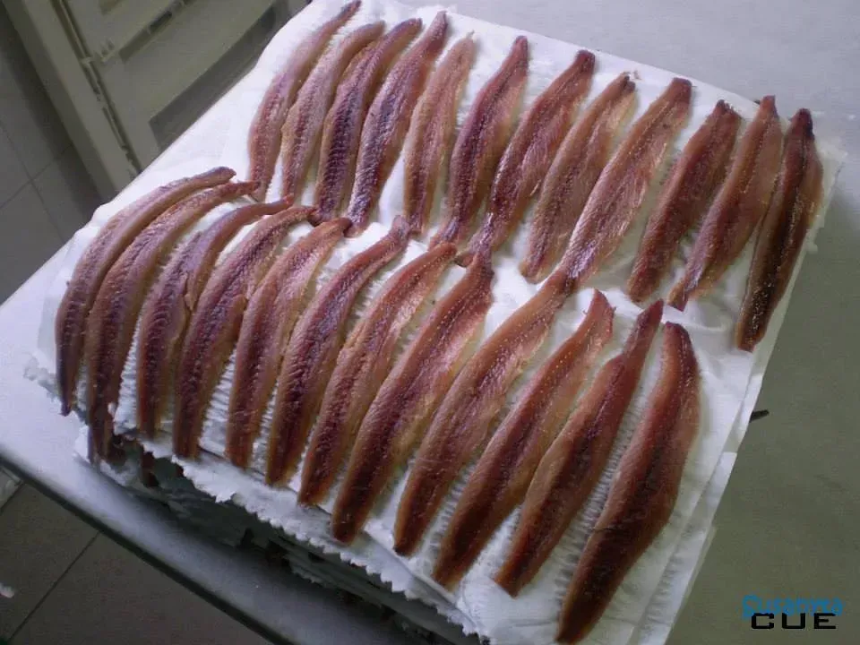 Una bandeja de anchoas está sobre una mesa