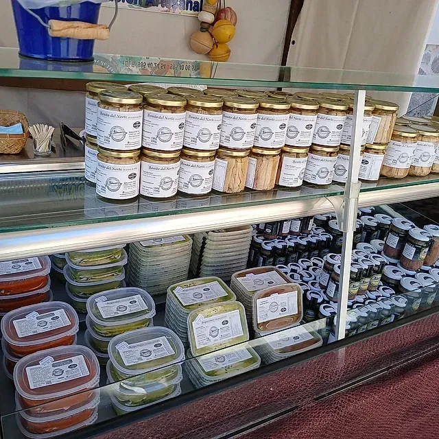 Una vitrina llena de frascos y recipientes de comida.
