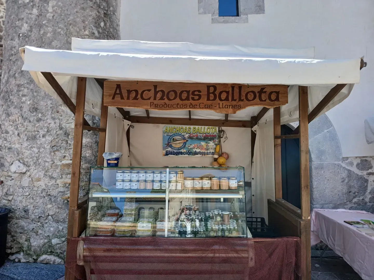 Anchoas Balleta está escrito en un cartel de madera sobre una vitrina.