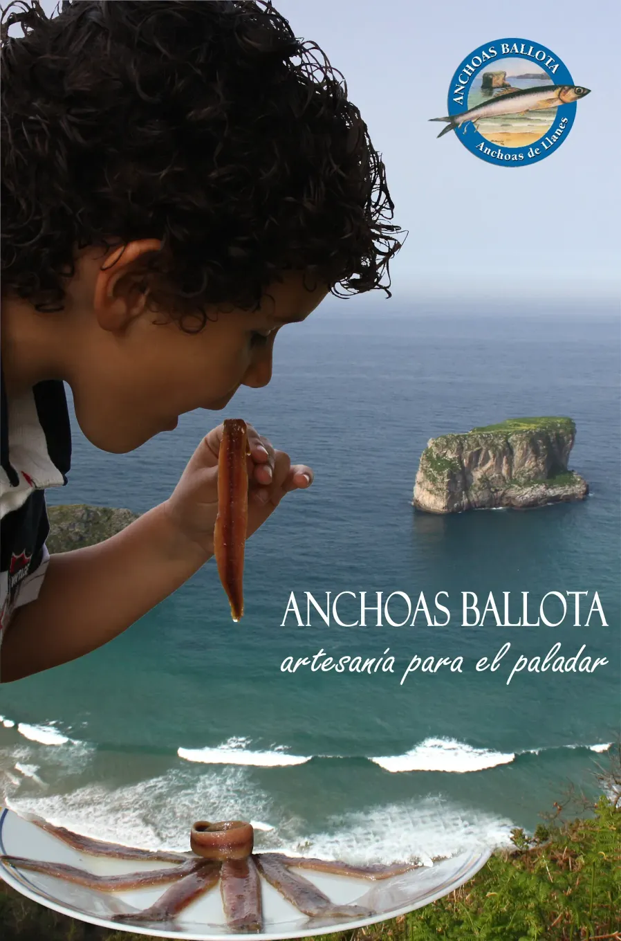 Un niño pequeño está comiendo un pulpo frente al océano.