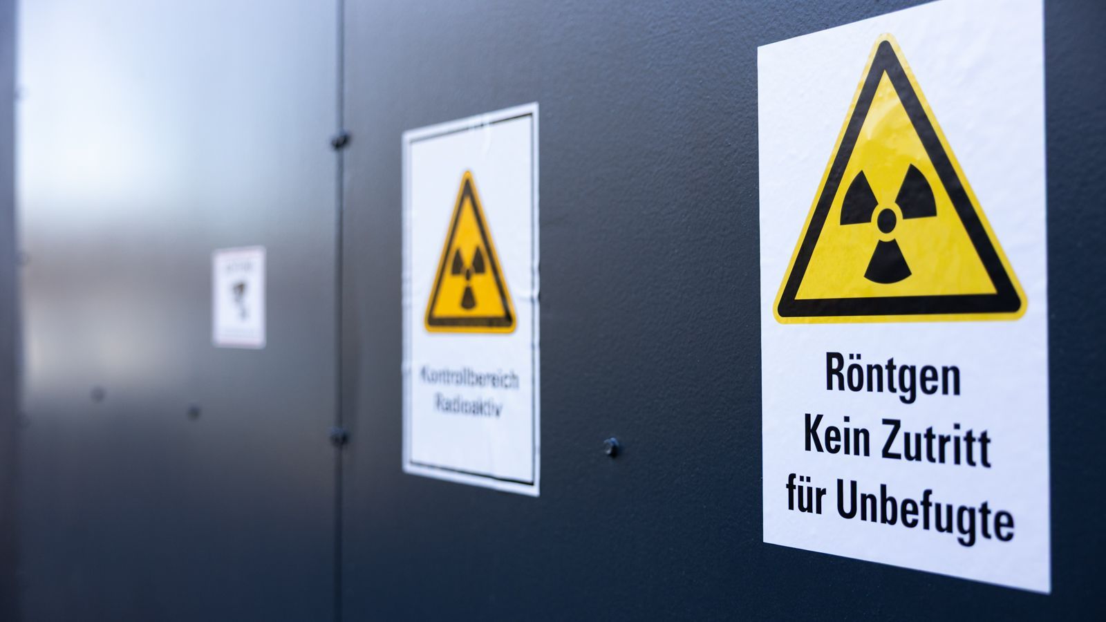 Eine Person hält ein Stück Papier mit der Aufschrift „Tank“ darauf