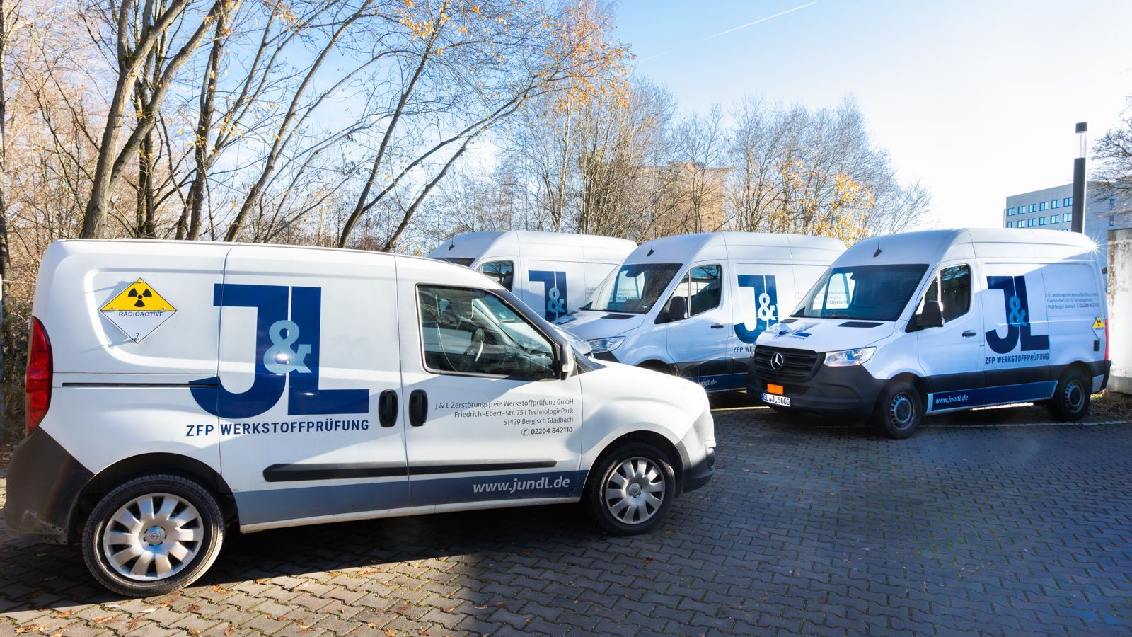 Eine Person verwendet ein Ultraschall-Dickenmessgerät an einem Stück Metall.