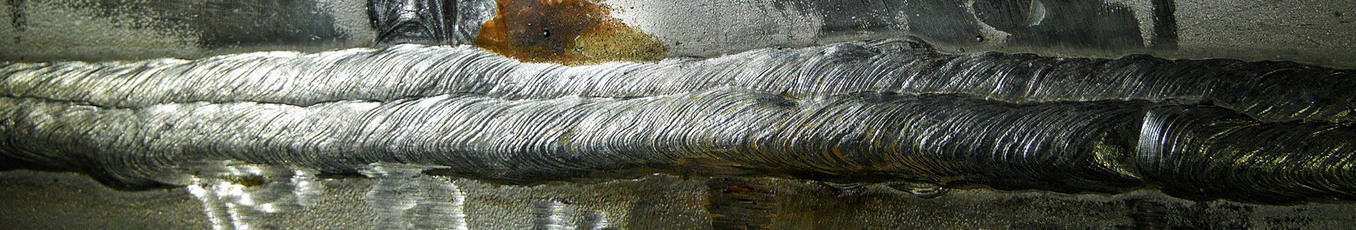 Eine Nahaufnahme eines Rohrs, aus dem Wasser kommt.