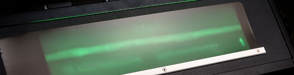 Eine Nahaufnahme eines Computerbildschirms, aus dem ein grünes Licht hervorkommt.