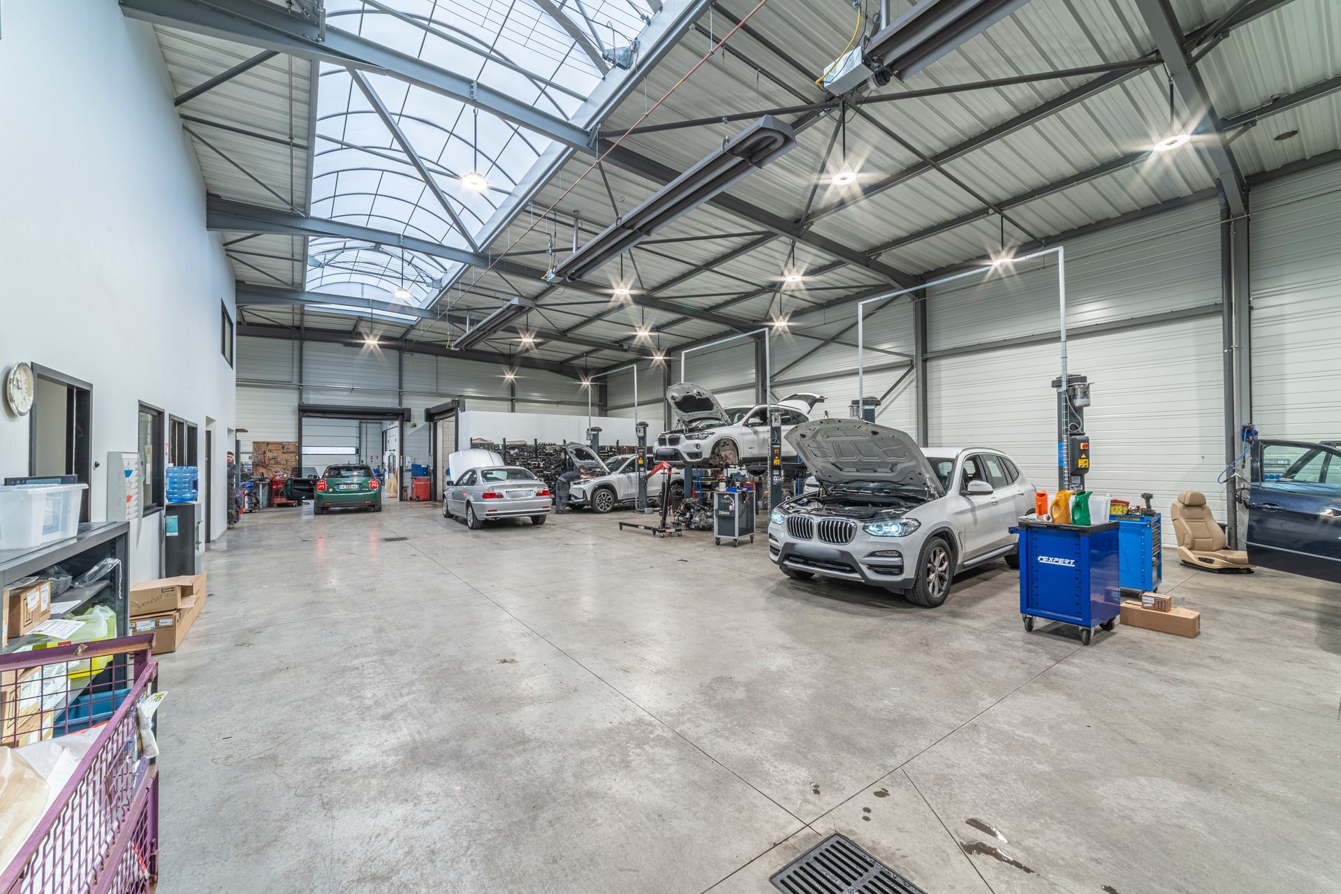 Mécanicien discutant avec une cliente