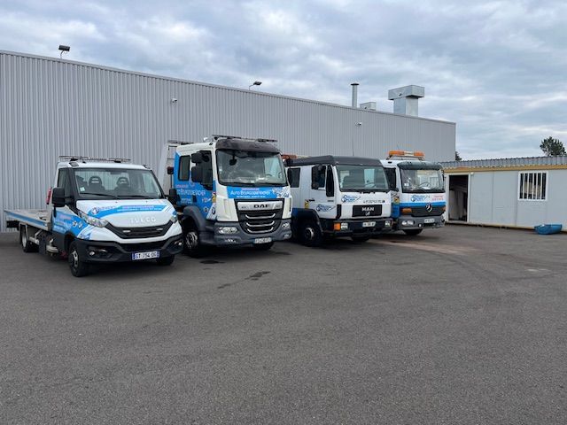 Homme en panne de voiture en train d'appeler