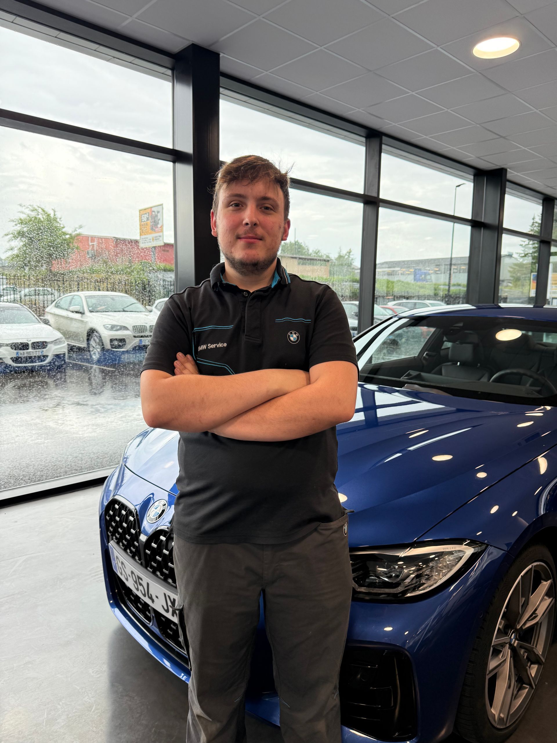 Mécanicien de dos regardant sous un capot