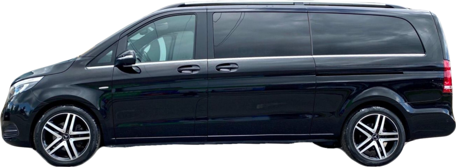 Seitenansicht eines dunkelblauen Minivans mit getönten Scheiben und silbernen Felgen vor weissem Hintergrund