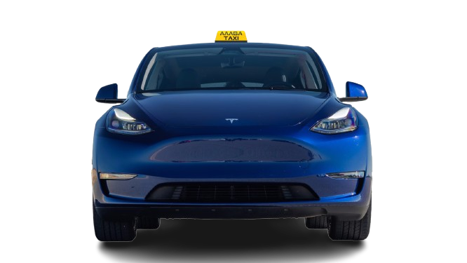 Vorderansicht eines blauen Taxis mit gelbem Dachschild vor weissem Hintergrund