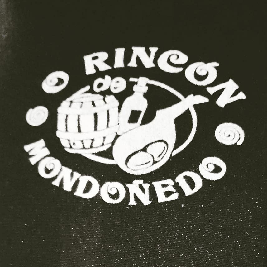 Logotipo de "Rincón de Mondoñedo" con un barril, una botella y un jamón, sobre fondo negro.