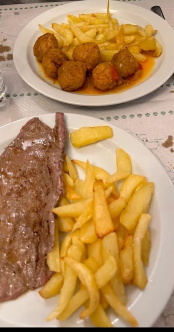 Platos de comida: bistec con papas fritas y bolas de papa fritas con papas fritas.