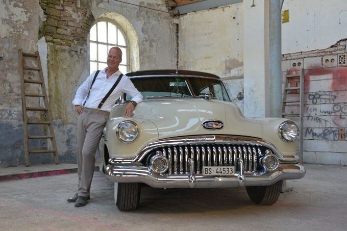 Kundin mit Auto vom Zentrum für Stressregulation Basel in der Natur