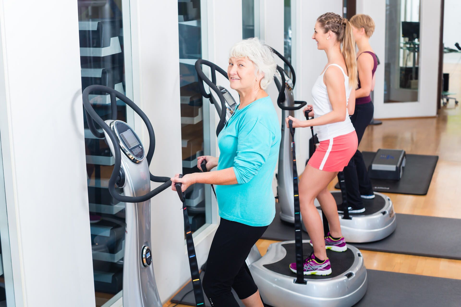 Kundinnen auf Sportgeräten des Zentrums für Stressregulation Basel