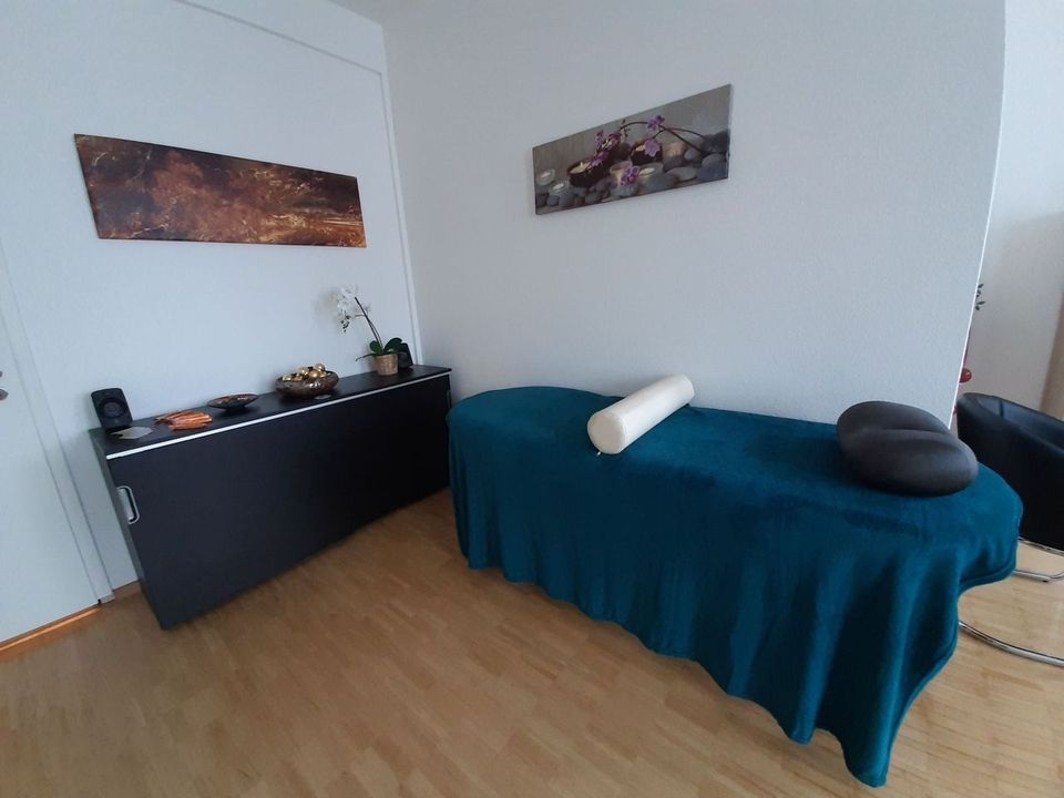 Massageliegen im Zentrum für Stressregulation Basel