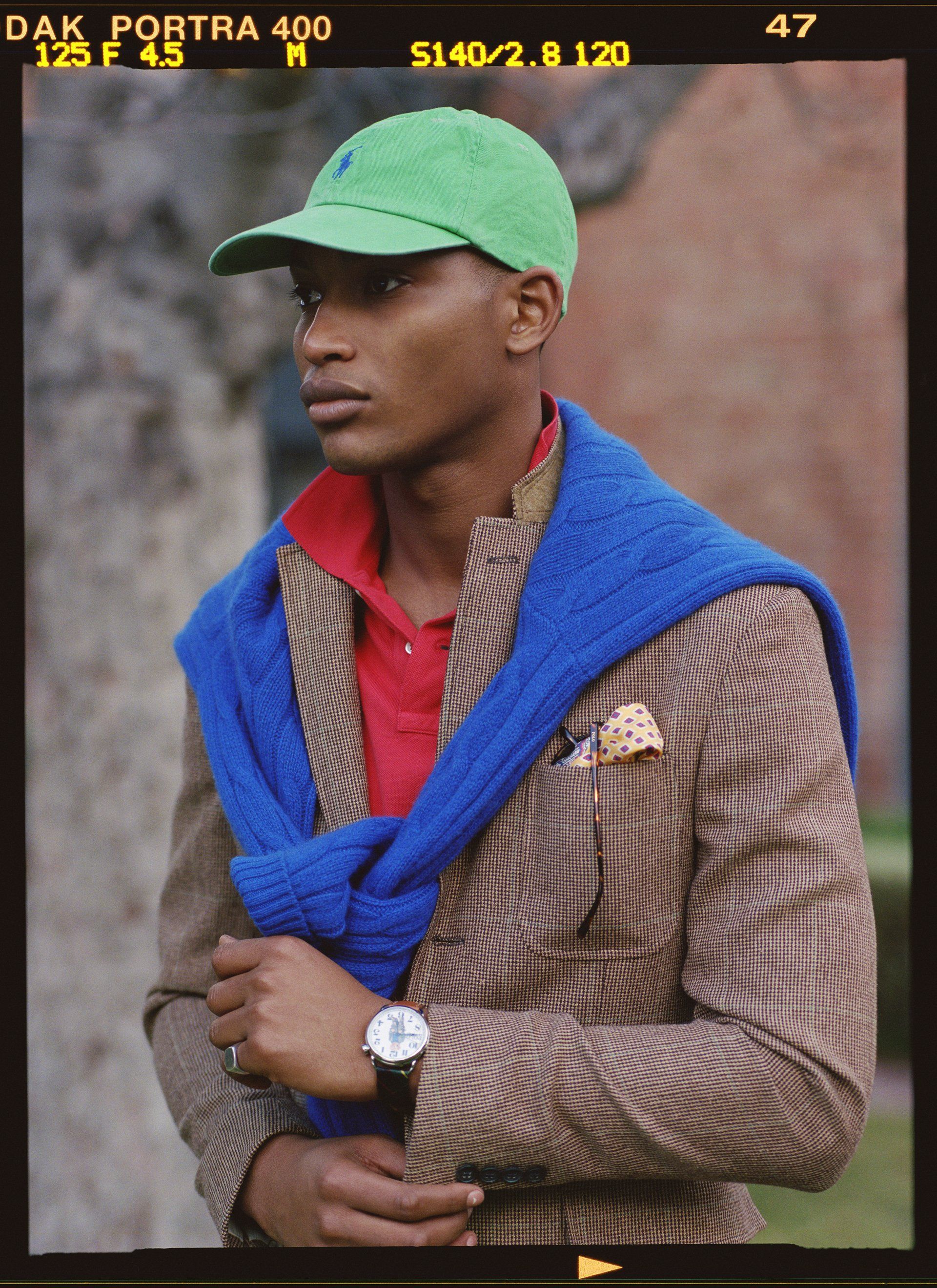 Mannequin en costume avec une casquette