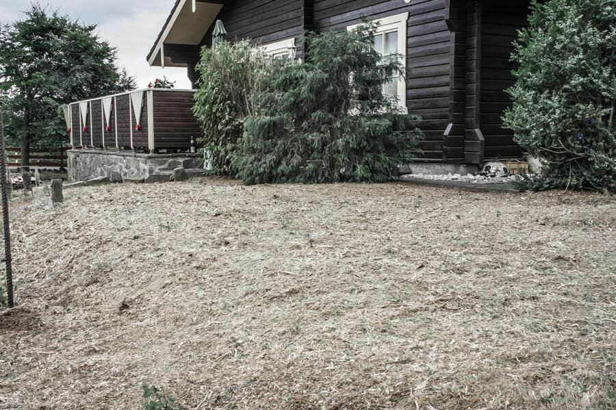 Ein Haus mit viel Kies davor.