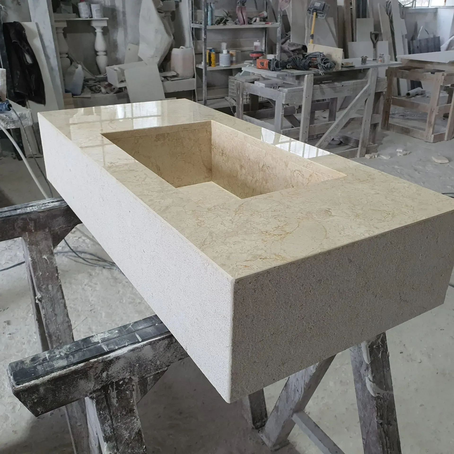 Uma cozinha com armários brancos e um fogão preto.