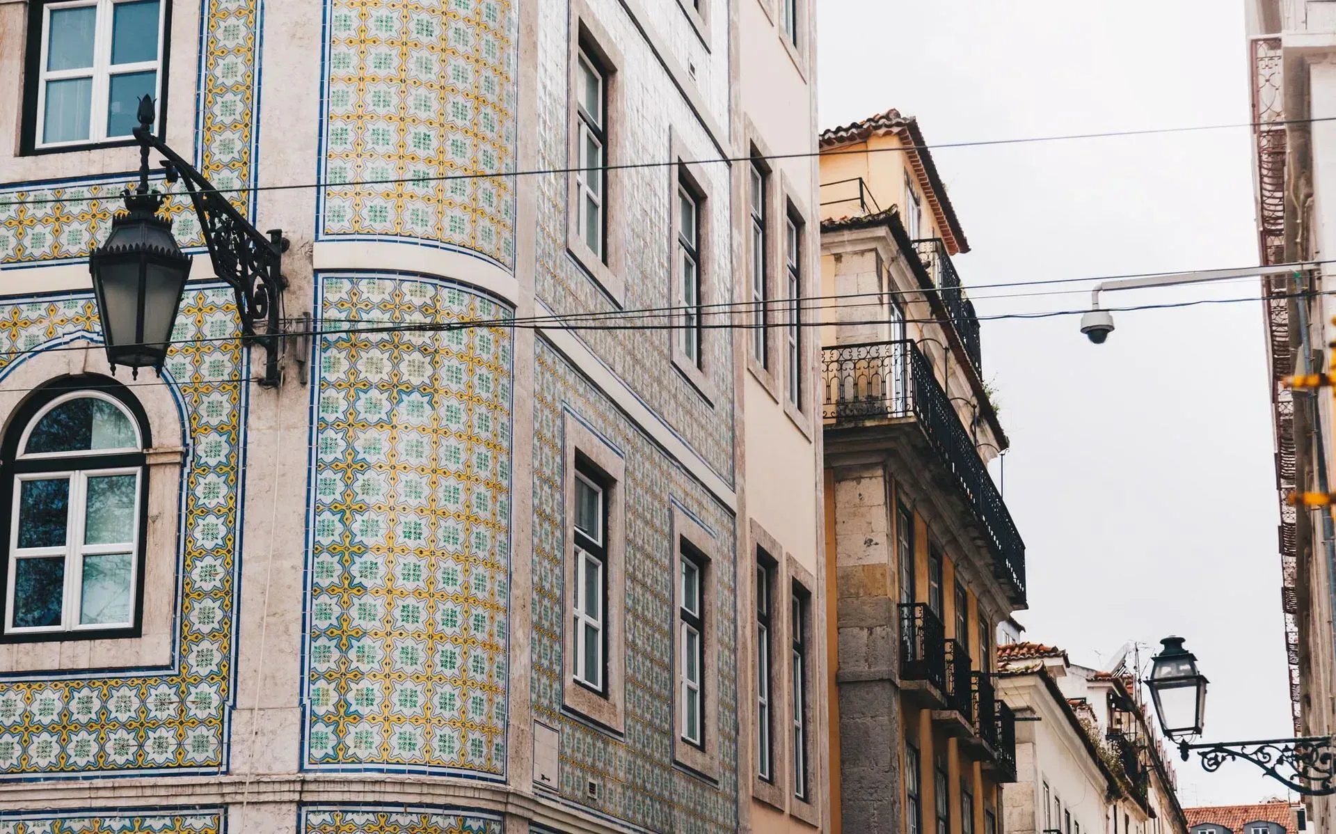 Uma cozinha com bancadas de mármore e uma pia