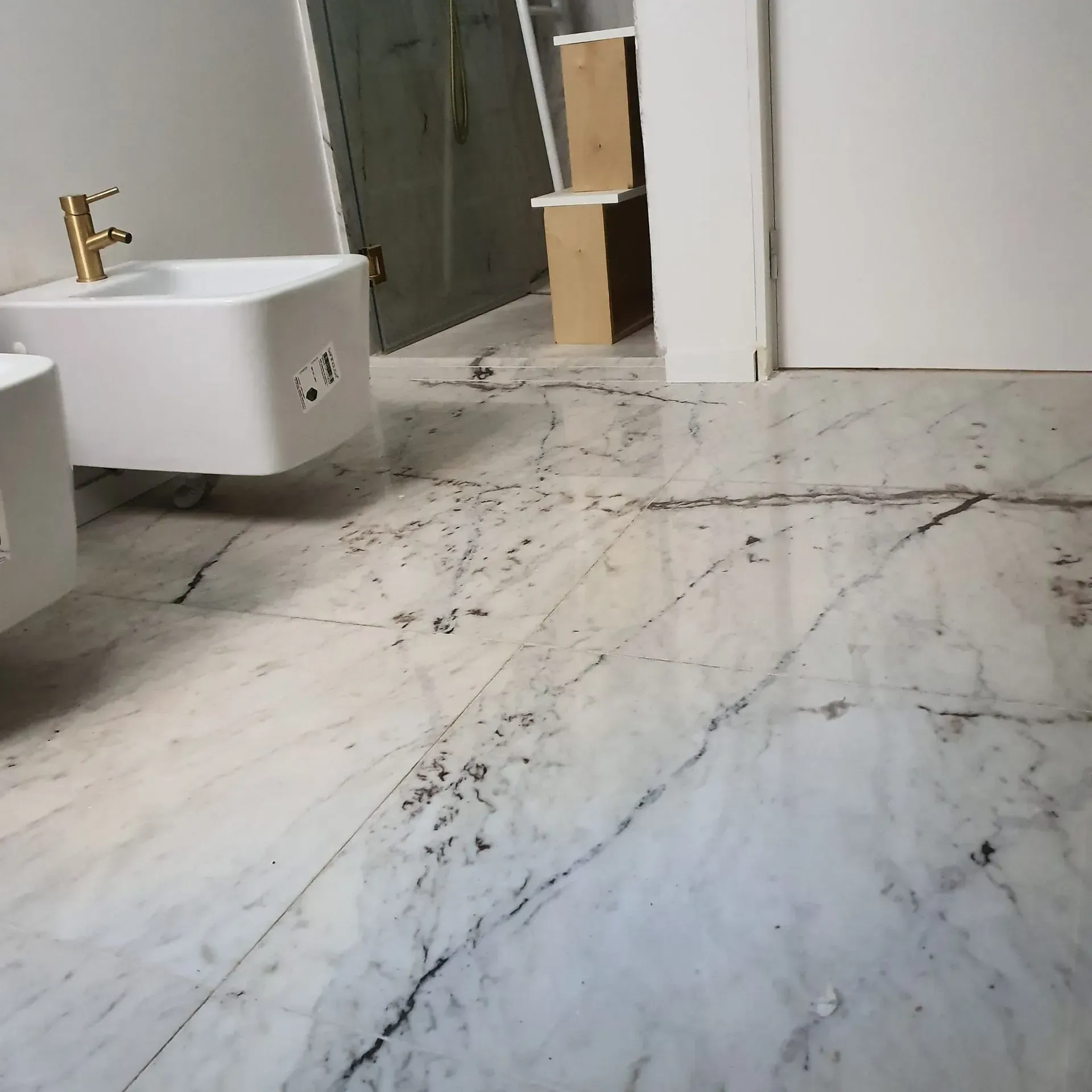 Uma cozinha com armários brancos e um fogão preto.