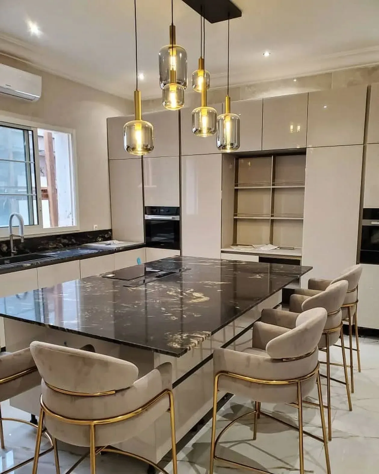 Uma cozinha com uma mesa grande e cadeiras.