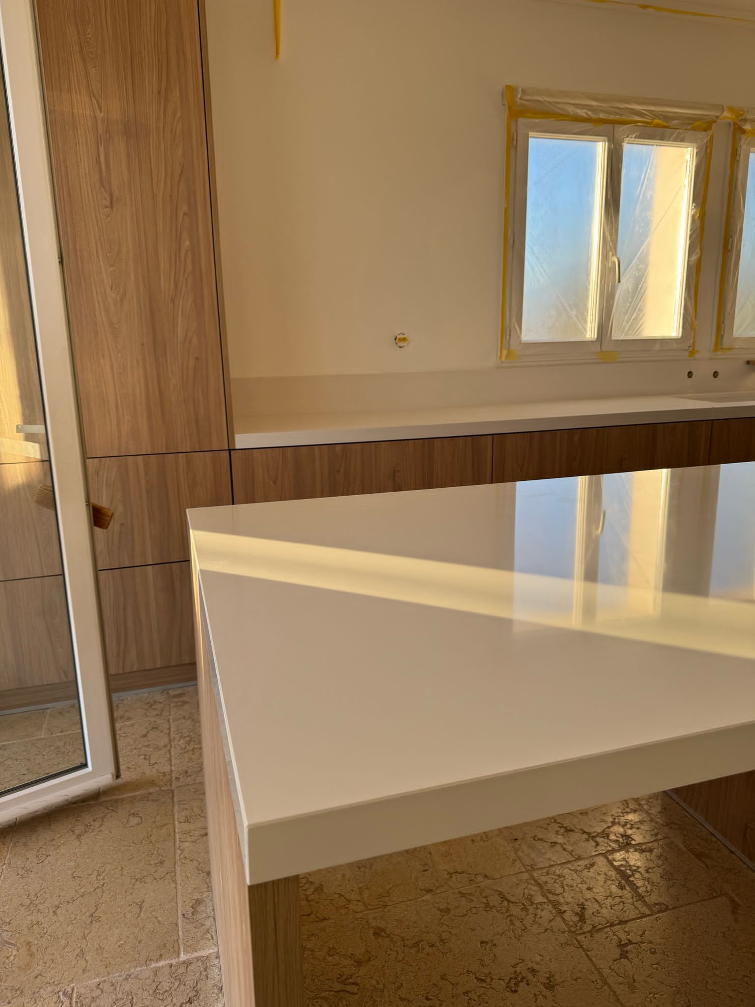 Uma cozinha com bancadas de mármore e uma pia