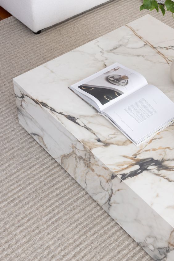 Uma cozinha com eletrodomésticos de aço inoxidável e armários brancos