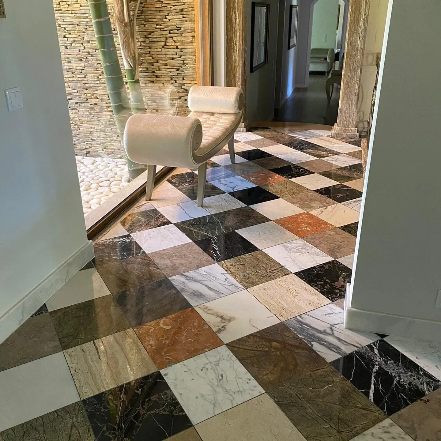 Uma cozinha com bancadas de mármore e uma pia