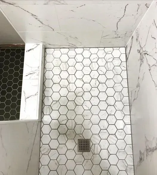 Uma cozinha com armários de madeira e uma pia