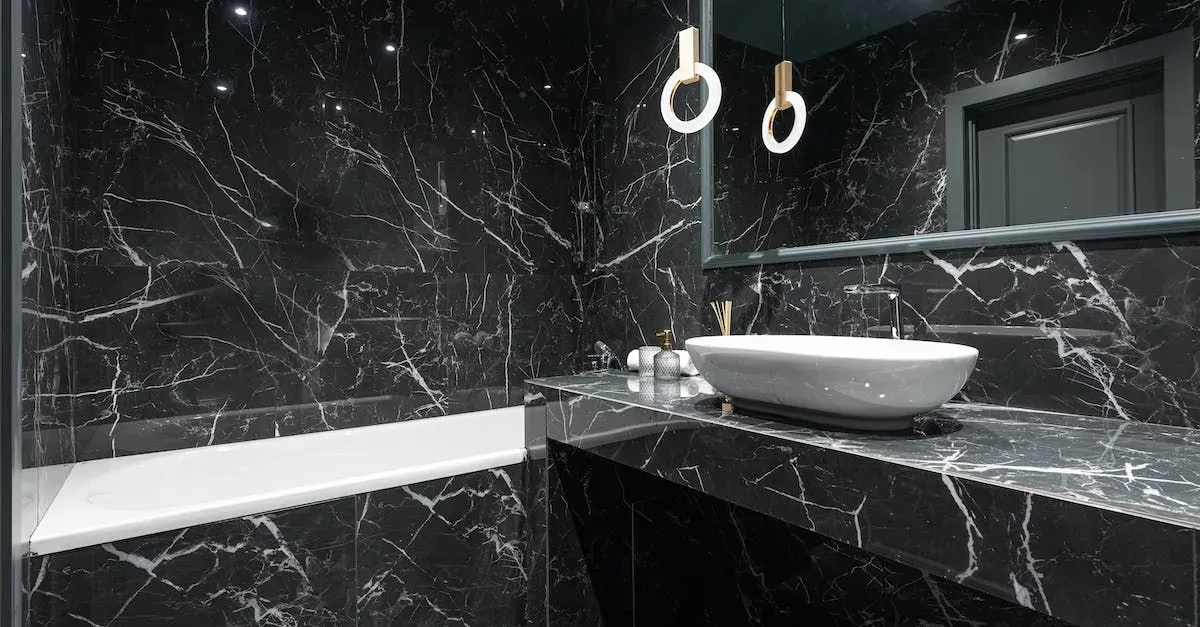 Um banheiro com banheira e janela