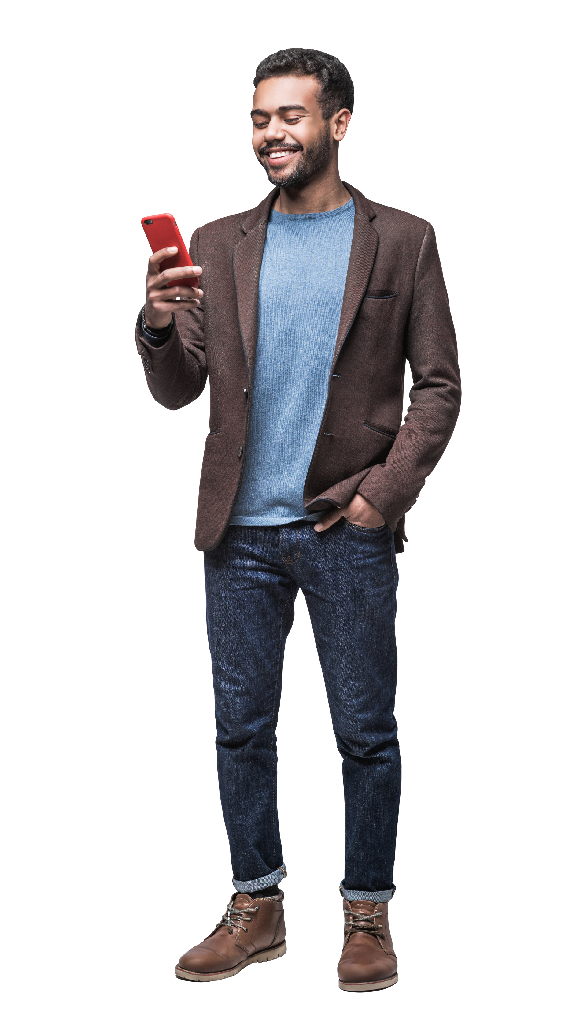 Un homme souriant en blazer regarde un téléphone.