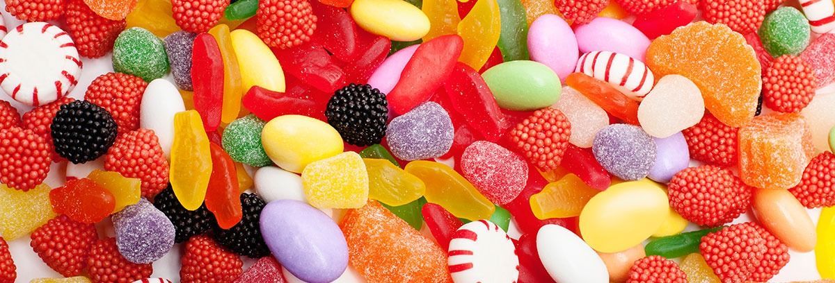 Caramelos de goma y dulces surtidos y coloridos esparcidos en una vista de cerca.
