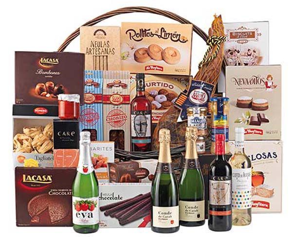 Cestas de regalo surtidas con productos gastronómicos españoles, incluyendo vinos, quesos, chocolates y aperitivos envasados.