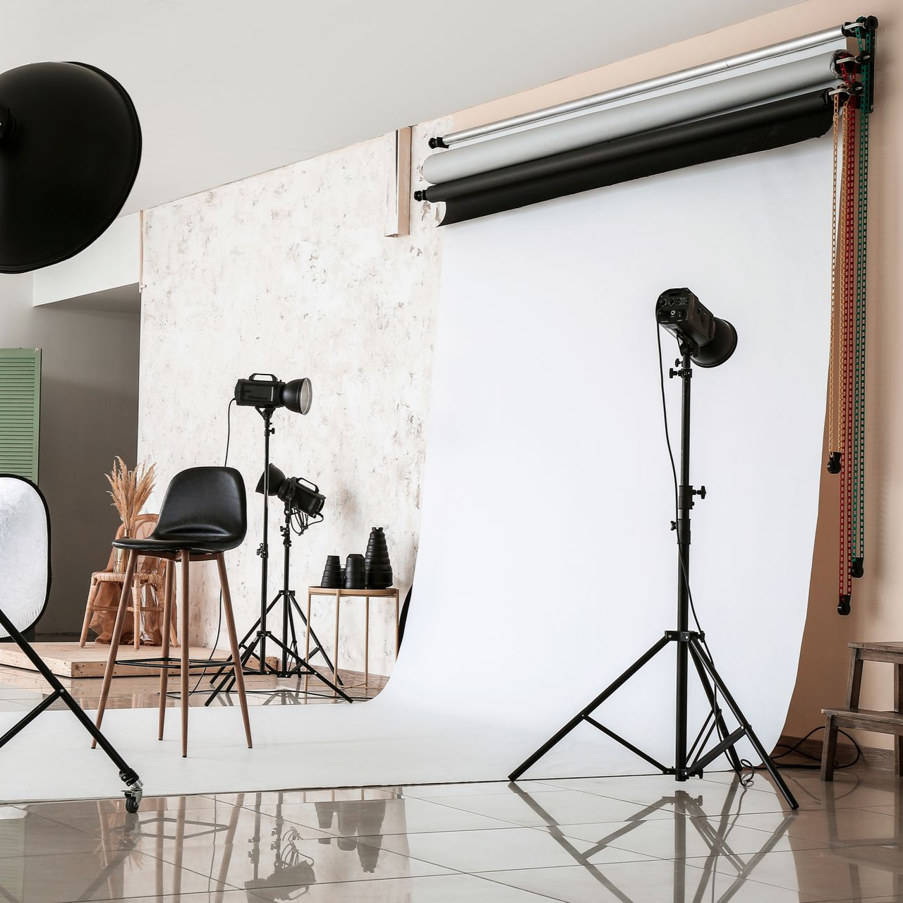 Un studio de photo avec différents éclairages