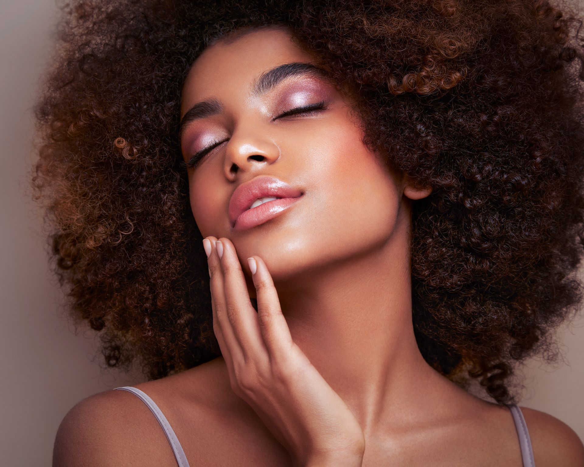 Deux personnes souriantes, portant des écouteurs, enregistrent un podcast à une table équipée de microphones.