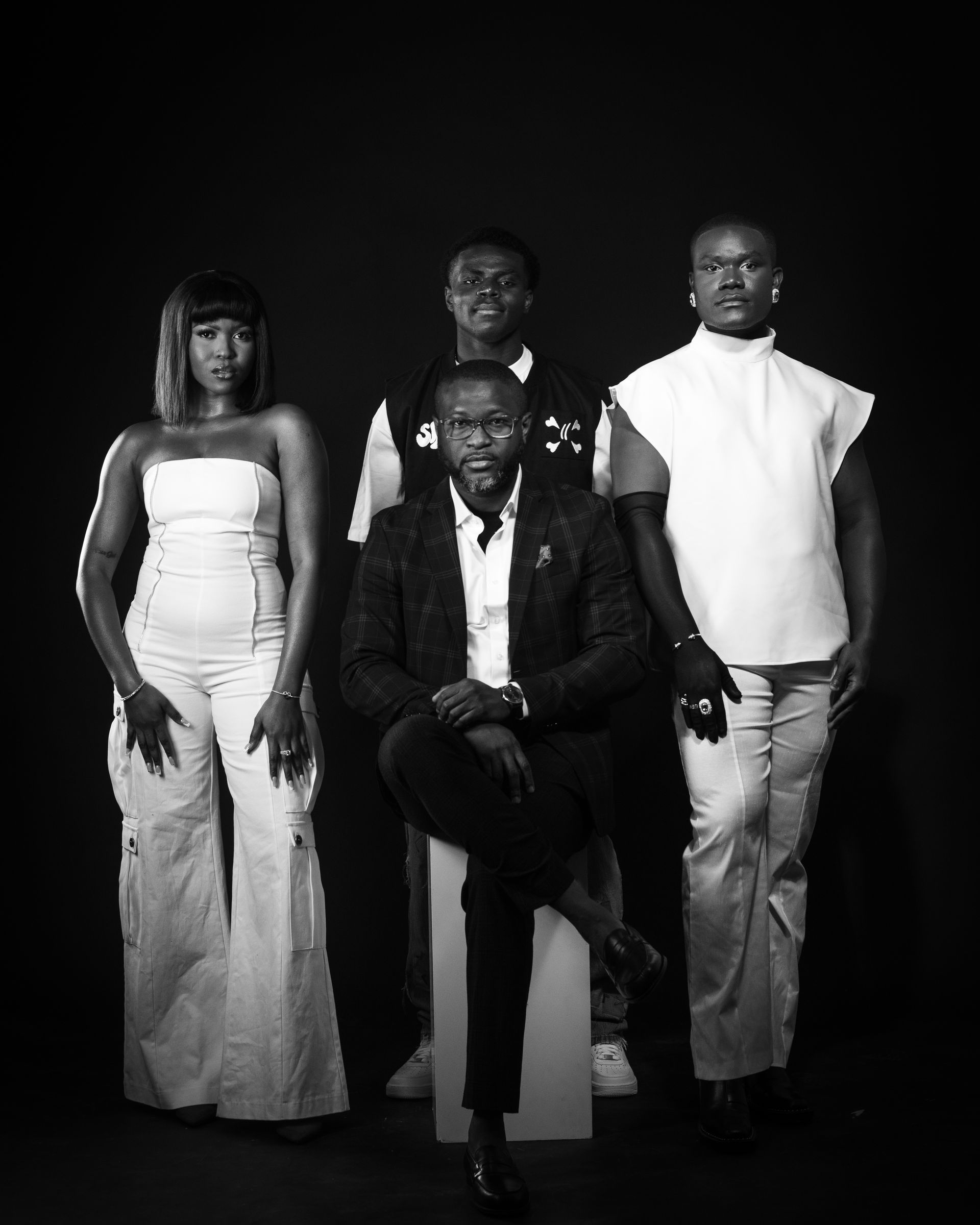 Appareil photo sur trépied, photographie d'une composition culinaire avec des fraises sur une surface blanche. Fond bleu et blanc.