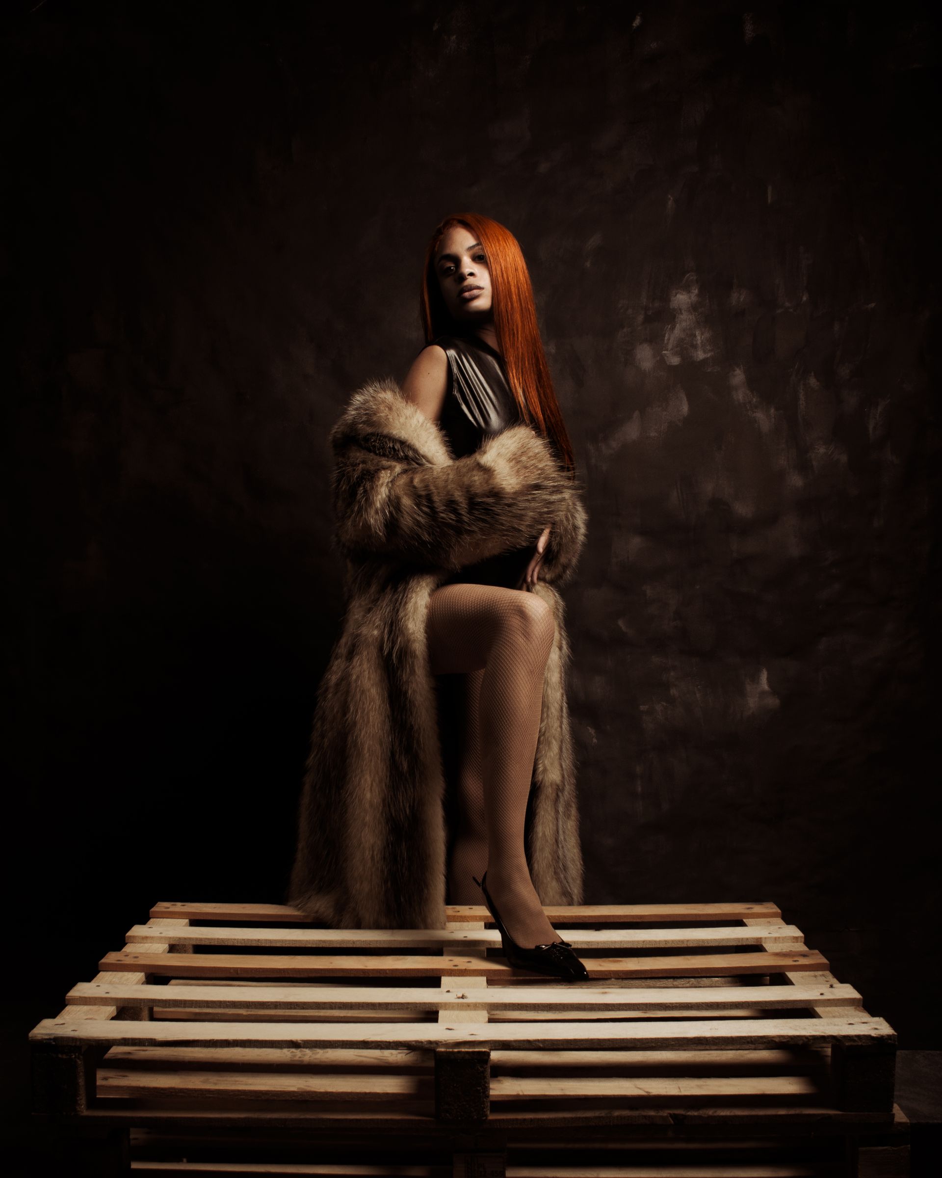 Caméra vidéo sur trépied filmant un intérieur moderne, arrière-plan flou.