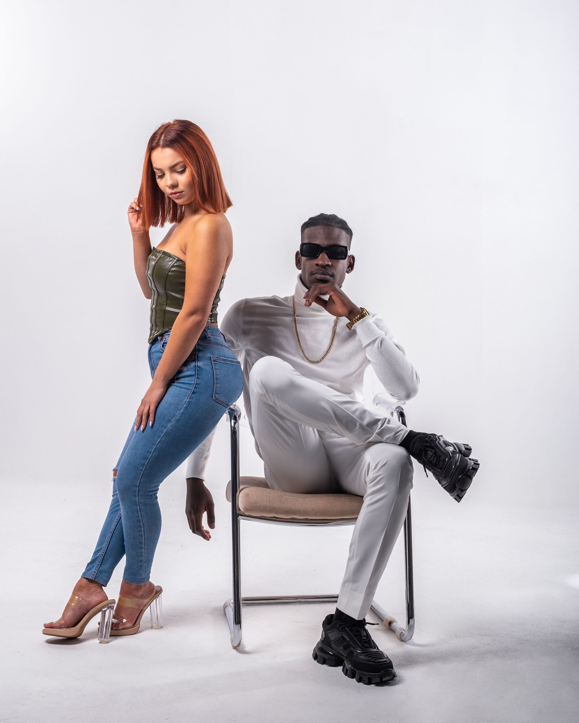 Un studio de photo avec différents éclairages