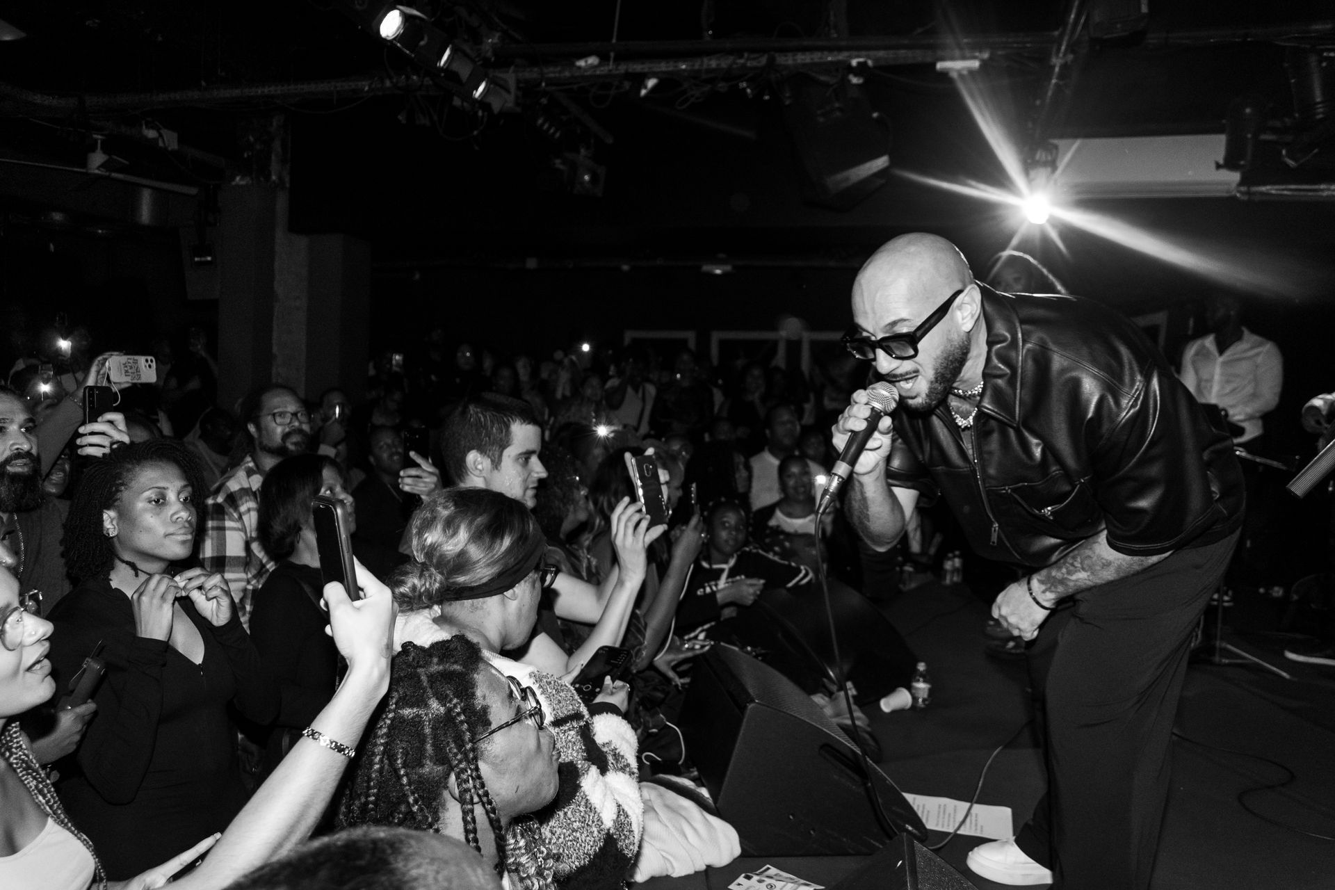 Deux mariés font leurs entrées en se tenant la main vers le ciel