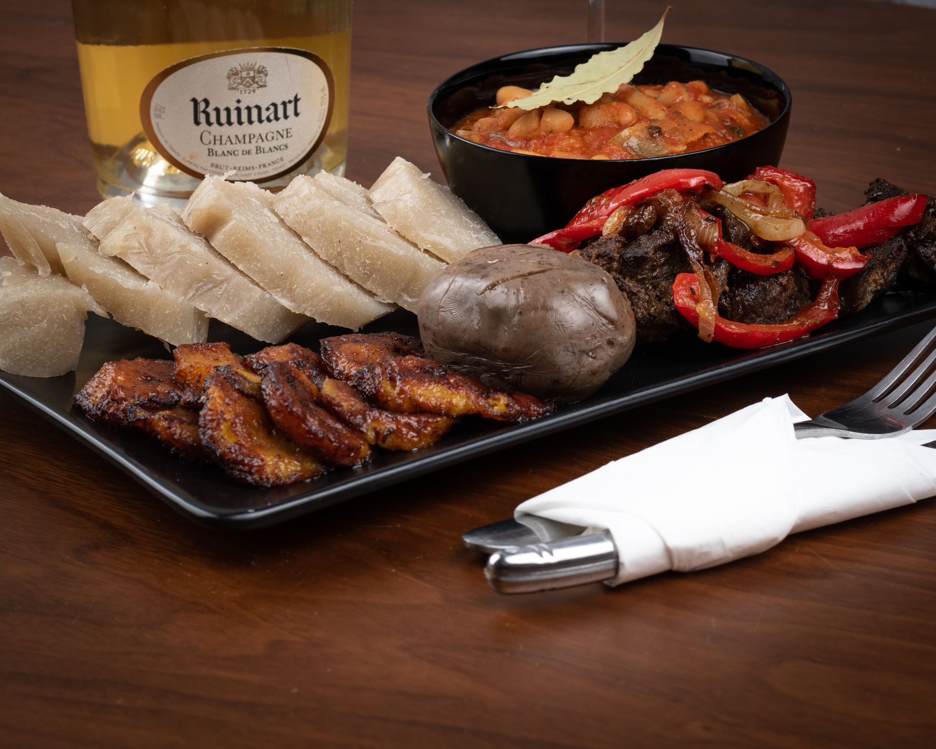 Pizza végétarienne avec sauce tomate, fromage et légumes sur une surface en bois, garnie de tomates et de basilic.