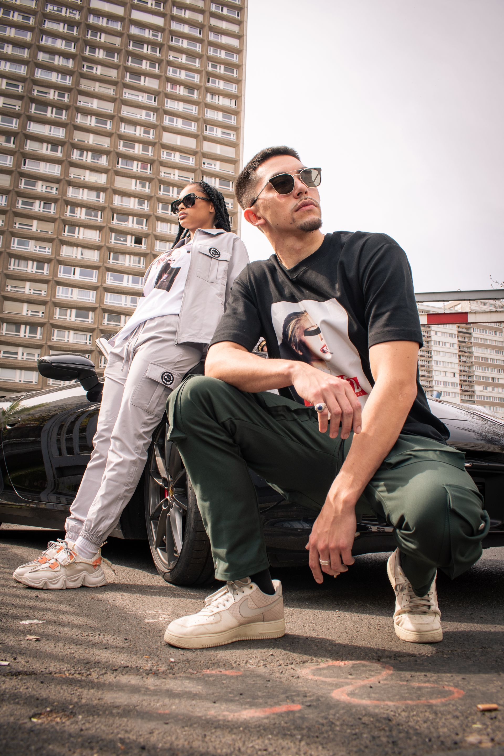 Une caméra avec une pièce en arrière-plan