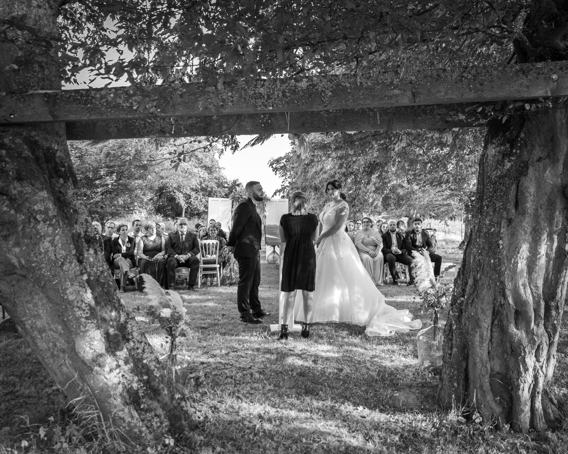 Une famille fête un anniversaire ; un enfant regarde un gâteau orné de cierges magiques ; une table est dressée avec de la nourriture et des lumières sont visibles en arrière-plan.