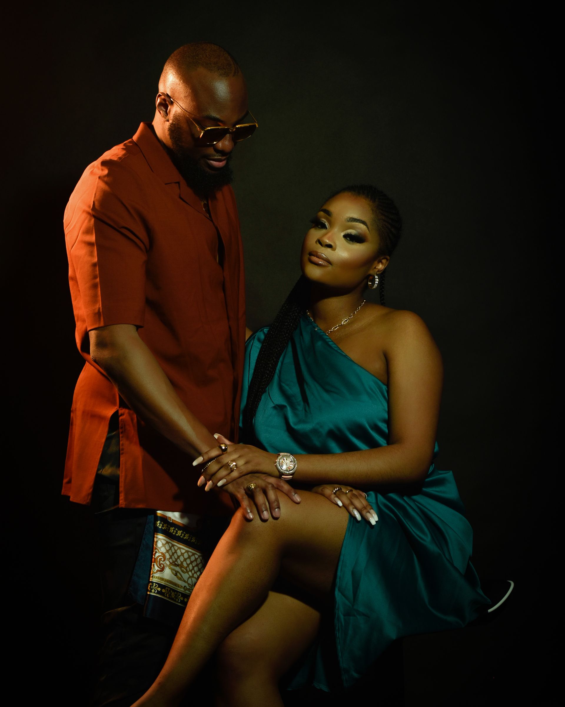 Un portrait d'un père qui porte son fils