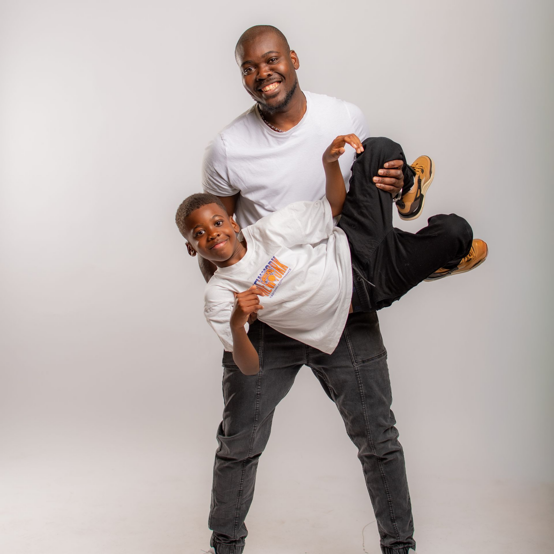 Un portrait d'un père qui porte son fils