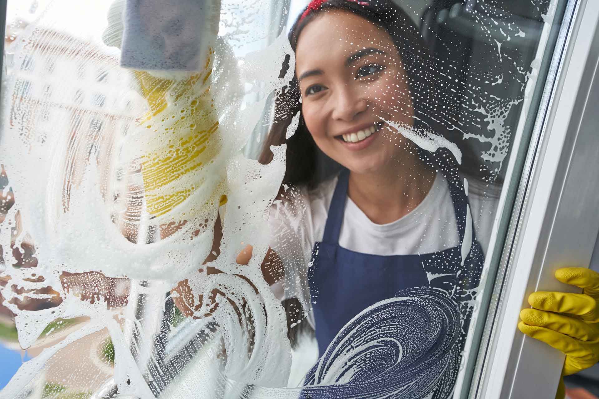 Une femme nettoyant une vitre